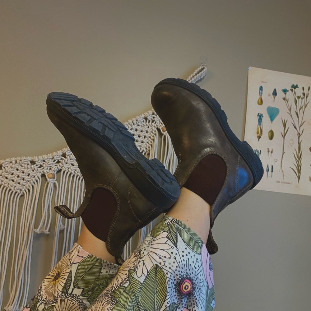 Rustic brown Chelsea blundstones